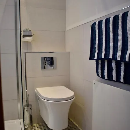 Lejlighed Renovated 2 Bedroom Flat By Centre