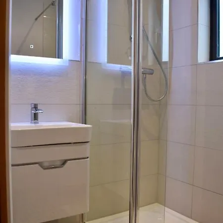 Renovated 2 Bedroom Flat By Centre Διαμέρισμα